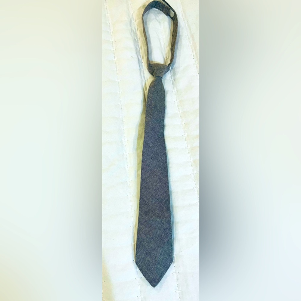 Crazy 8 boys’ tie with Velcro